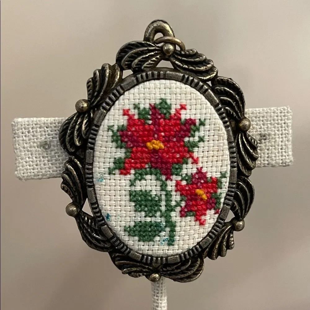 Vintage Creative Circle Counted Cross Stitch # 2266 Poinsettias Brooch 1982